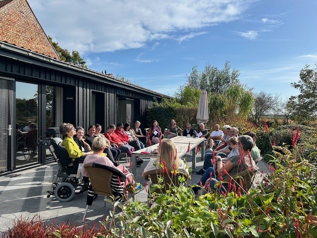 Terras Het Riethuis met groep